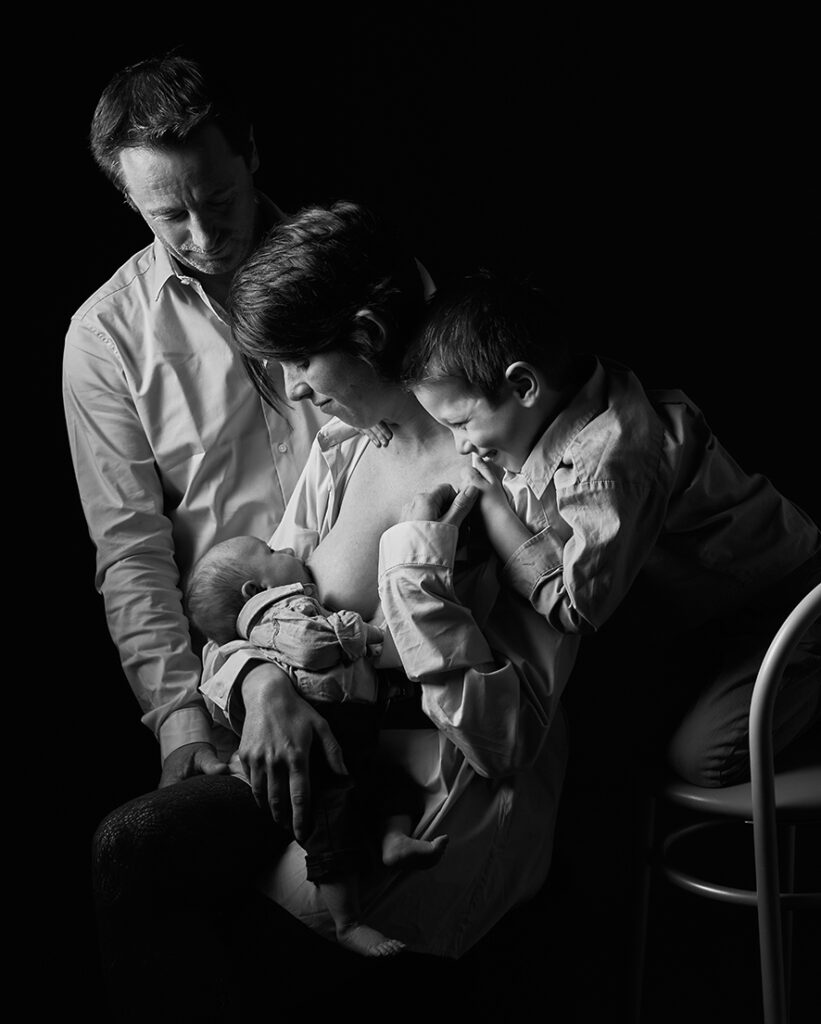 Famille avec bébé photographiée en studio par Sabine Rannou à Saint-Avé