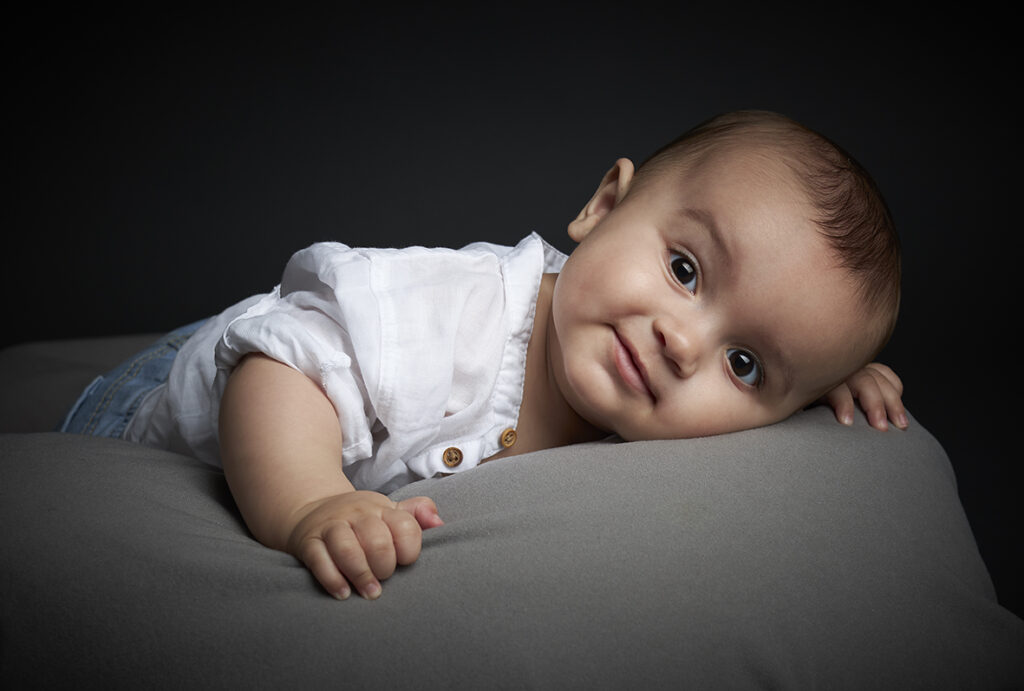 Portrait bébé par Sabine Rannou photographe ayant un studio de photographies à Saint-Avé dans le Morbihan